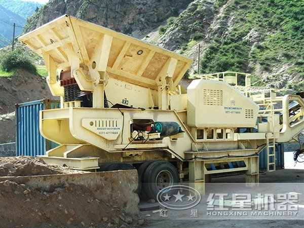 車載碎石機工作現場 車載碎石機工作現場