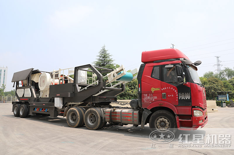 移動(dòng)碎石機(jī)直接開(kāi)走，前往客戶現(xiàn)場(chǎng)