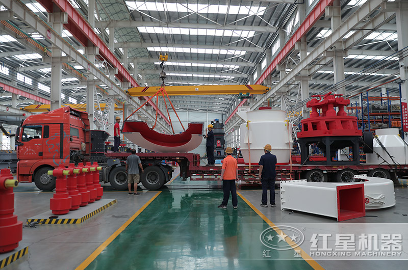 紅星雷蒙磨粉機(jī)裝車(chē)發(fā)貨現(xiàn)場(chǎng)